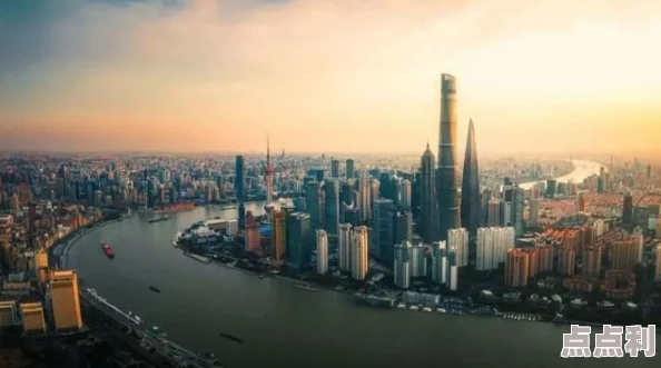 探索城市天际线下的独特风景线：揭秘是哪款电车穿梭其间